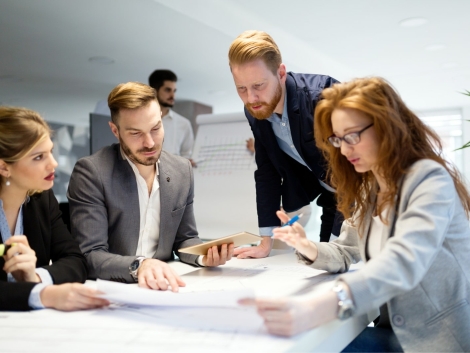 business-people-working-togeth۱er-on-project-and-B3MZ4TX-min