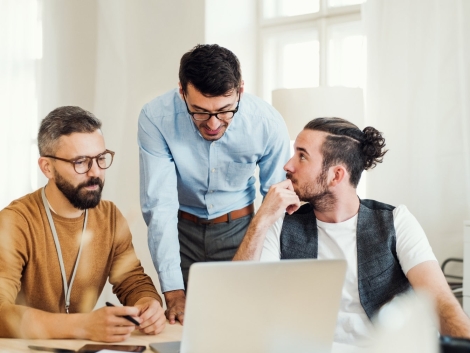 group-of-young-businesspeople۱۱-with-laptop-working-8SHTZUN-1-min