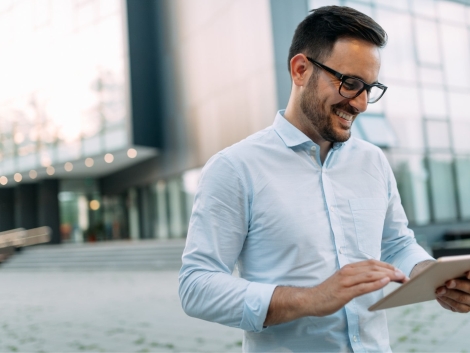 portrait-of-businessman-in-glasses-holding-tablet-AWVHCJ67U-min